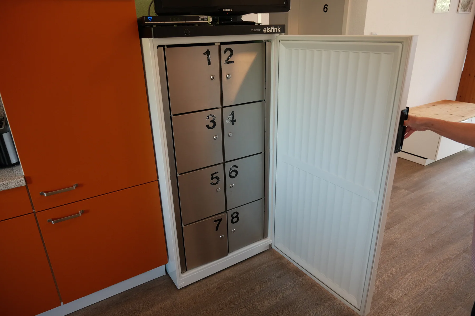 Kühlschrank mit acht abschließbaren Kühlfächern
